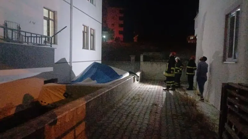 Çorum'da İntihar Girişimi! Çatıya Çıkan Şahsı Kim İkna Etti?