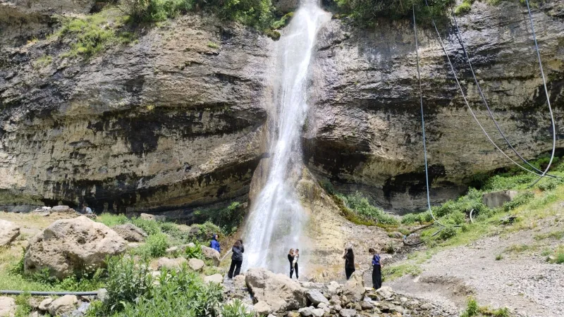 Ağaçdibi Şelalesi’ne 3 günde 4 bin kişi ziyaret etti