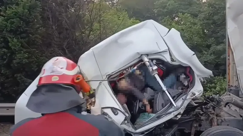 Anadolu Otoyolu'nda feci kaza! Kamyon kağıt gibi ezildi