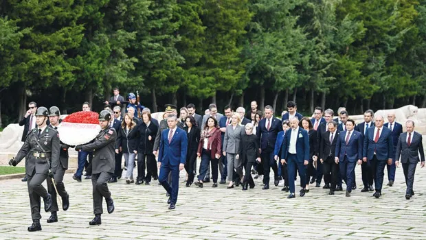 Özgür Özel'den Anıtkabir Ziyareti: 19 Mart Sürprizi!