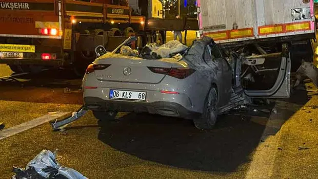 Ankara'da feci kaza! Otomobil tırın altına girdi: 2 ölü 1 ağır yaralı