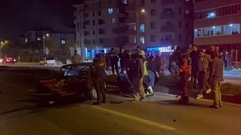 Bartın'da Kaza! Otomobil Direğe Çarptı: Sürücü Yaralı mı?