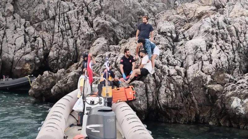 Bodrum'da Bot Kazası: Kayalıklara Çarptı! Yaralılar Var mı?