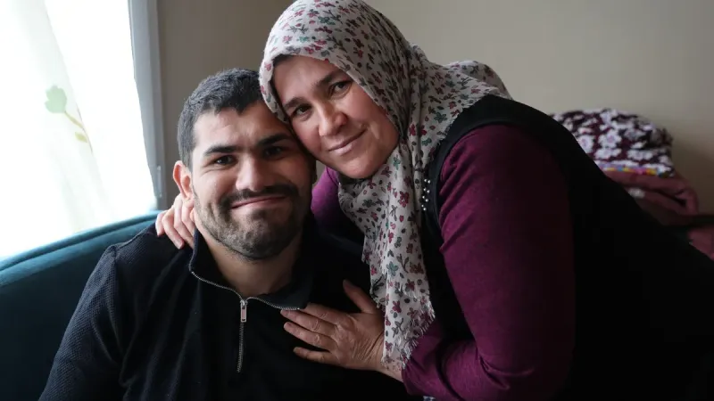Boynuna batan tel engelli bıraktı: 24 yıldır annesiyle hayata tutunuyor! 'Polis görünce çok mutlu oluyor'
