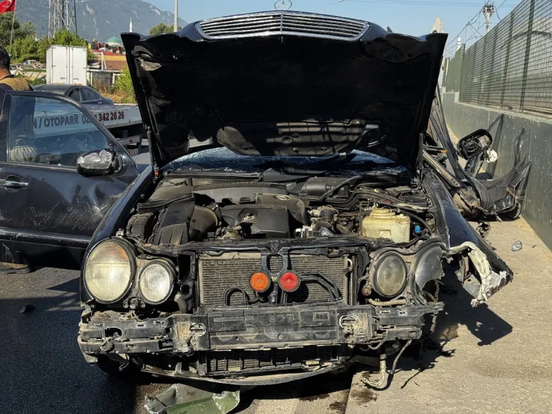 Bursa'da Korkunç Kaza! Otomobil Bariyere Ok Gibi Saplandı!