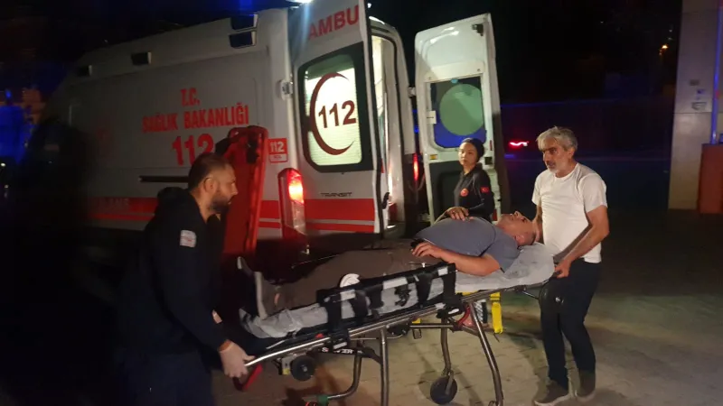Çatıya çıkan komşularının kızını kurtarmak isterken düşüp yaralandılar