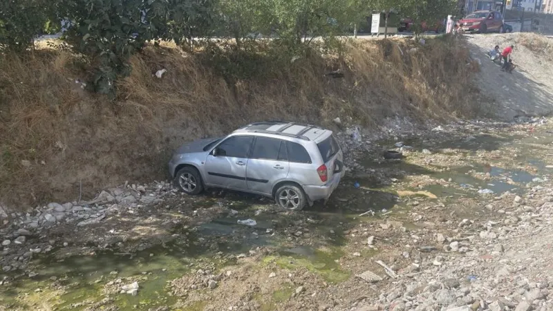 Çocuklar Yüzünden Otomobil Dereye Uçtu! Şoke Eden Kaza