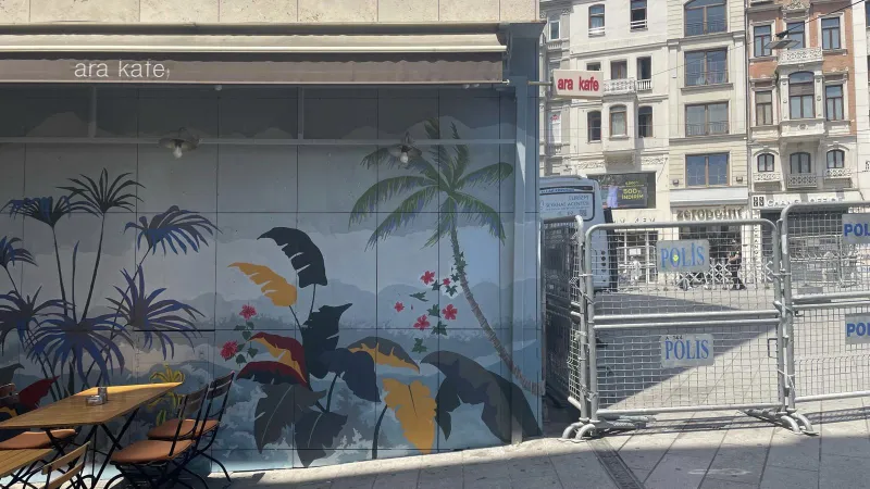 Cumartesi Anneleri için yapılan duvar resmini kaldıran Ara Kafe'den açıklama: Gece birileri zarar vermiş, epey kötü haldeydi, biz de indirdik