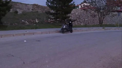 Elektrikli motosiklet devrildi: Sürücü yaralandı