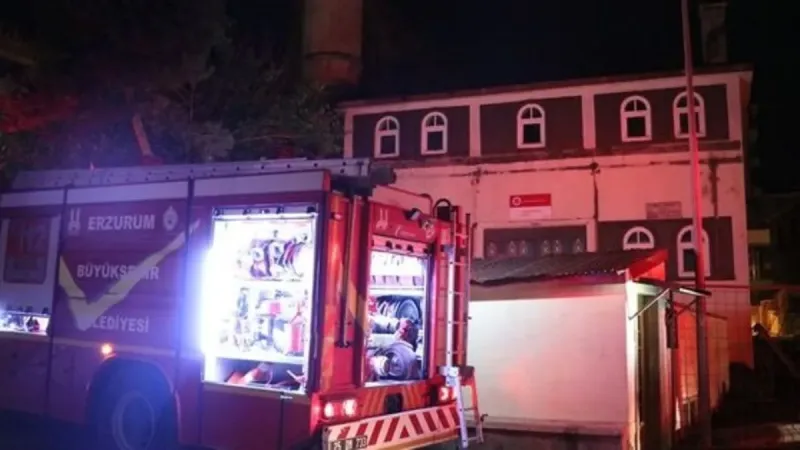 Erzurum'da tarihi caminin çatısında çıkan yangın söndürüldü