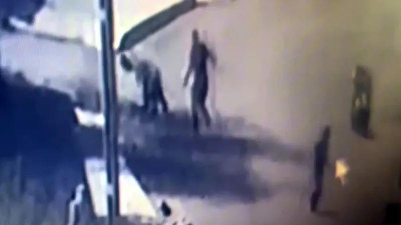 Eşinin kendisini aldattığını düşünerek takibe aldı: hem eşini hem yanındaki şahsı bıçakladı!