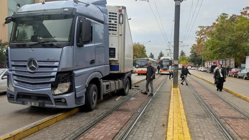 Eskişehir'de kontrolden çıkan tır tramvay yoluna girdi; faciadan dönüldü