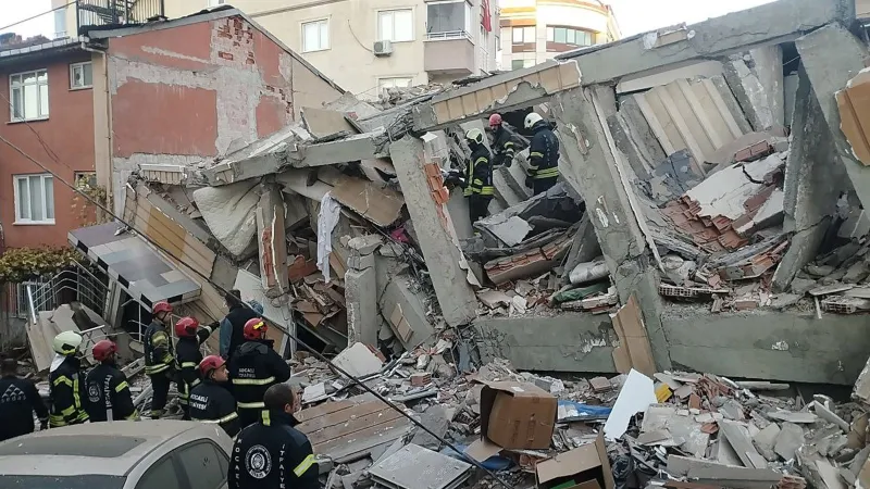 Gebze'de 7 katlı bina çöktü! Enkaz altında kalanlar var