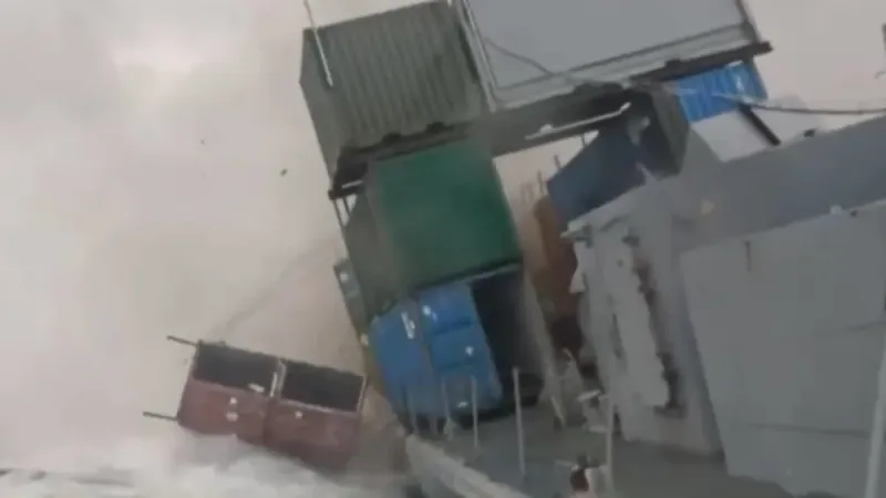 Gemi Vuruldu! Saniye Saniye O Anlar Kamerada! Şok Video