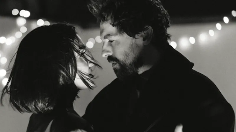 Hande Erçel ve Metin Akdülger'den Aşk Bombası! İki Dünya Bir Dilek Geliyor