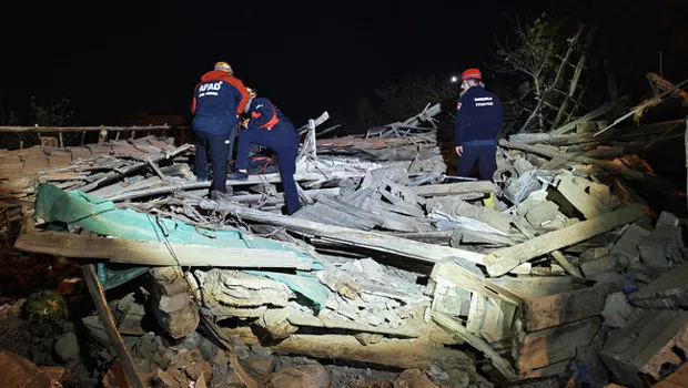 İki katlı metruk bina çöktü