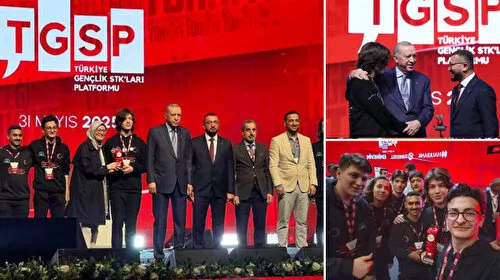 İmam hatipli şampiyonlar ödüllerini Cumhurbaşkanı Erdoğan'ın elinden aldı