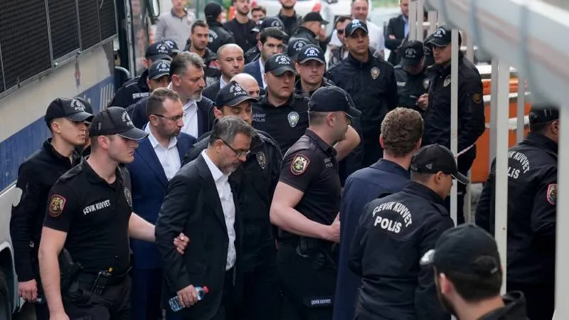İmamoğlu'ndan İBB operasyonundaki sevk görüntülerine sert tepki: Yarına kalır ama yanınıza kalmaz, bu yaptıklarınızın hesabını vereceksiniz!