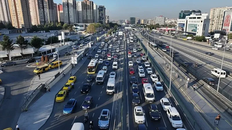 İstanbul Trafiği Alarm Veriyor! Okullar Açıldı, Yoğunluk Katlandı!