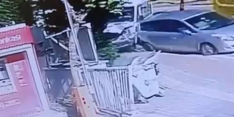 Kaldırımda beklerken canından oldu: Servis minibüsü çarptı