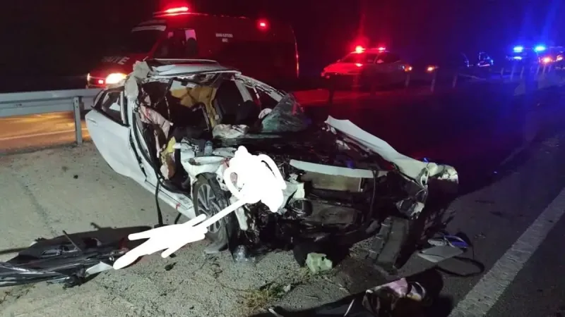 Feci Kaza: Kamyona Çarpan Otomobilde 2 Kişi Hayatını Kaybetti!