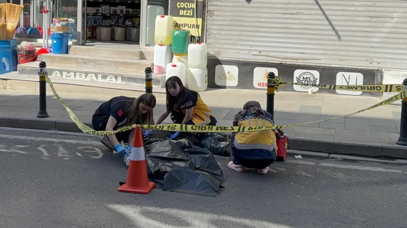 Küçükçekmece’de fenalaşarak yola düşen yayayı servis minibüsü ezdi