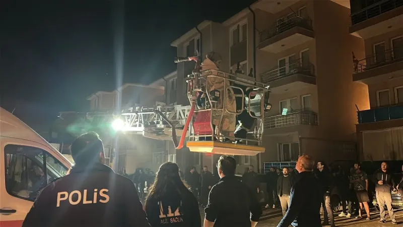 Kütahya'da 4 katlı apartmanda korkutan yangın: 1'i bebek 5 kişi mahsur kaldı!