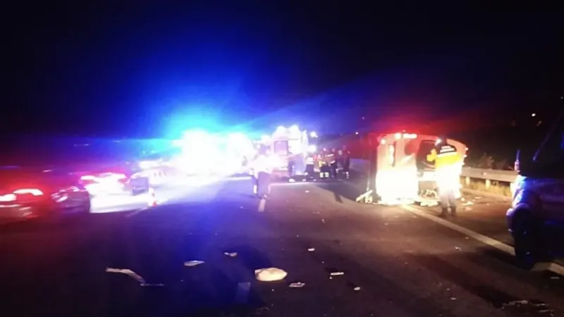 Manisa'da Minibüs Faciası! 1 Ölü, 13 Yaralı: Şok Detaylar!