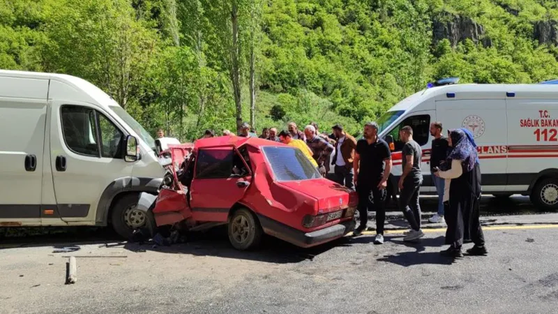 Erzurum'da Feci Kaza: Minibüs Otomobili Hurdaya Çevirdi!