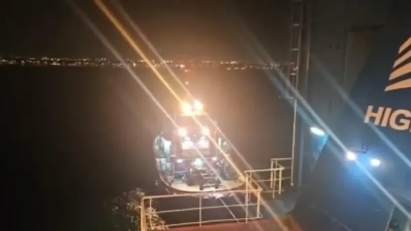 Ahırkapı'da Dökme Yük Gemisi Karaya Oturdu: Kurtarma Operasyonu Başarıyla Tamamlandı