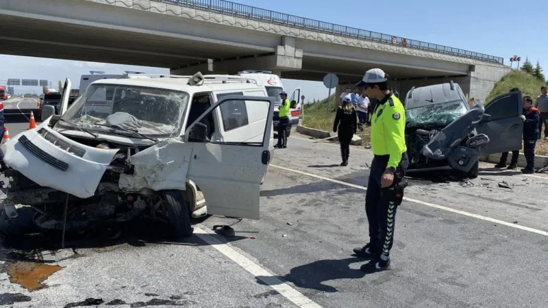 Aksaray'da Minibüs Faciası: 3 Yaralı! İşte İlk Görüntüler