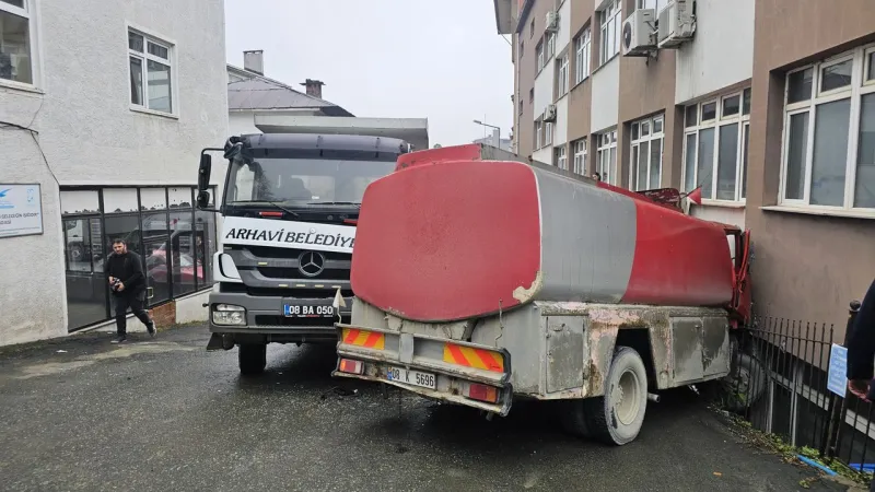 Arhavi'de Tanker Dehşeti! Kaymakamlık Binasına Böyle Çarptı!