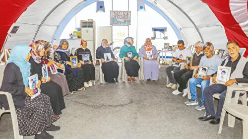 Evlat Nöbetindeki Anneler Kazandı! PKK'ya Silah Bırakma Çağrısı!