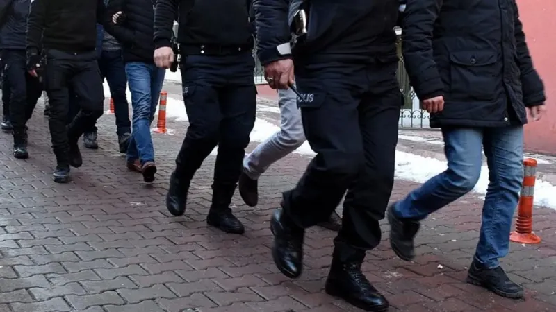 İstanbul'da Sahte Pasaport Şoku! 6 Kişi Gözaltında!
