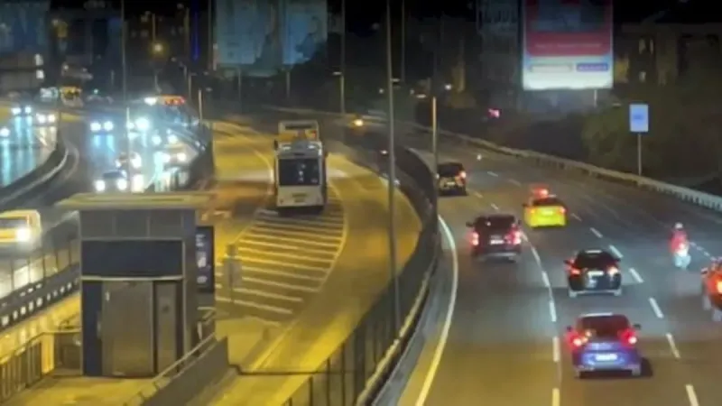 İstanbul'da Metrobüs Alevlere Teslim! Yolcular Ne Hale Geldi?