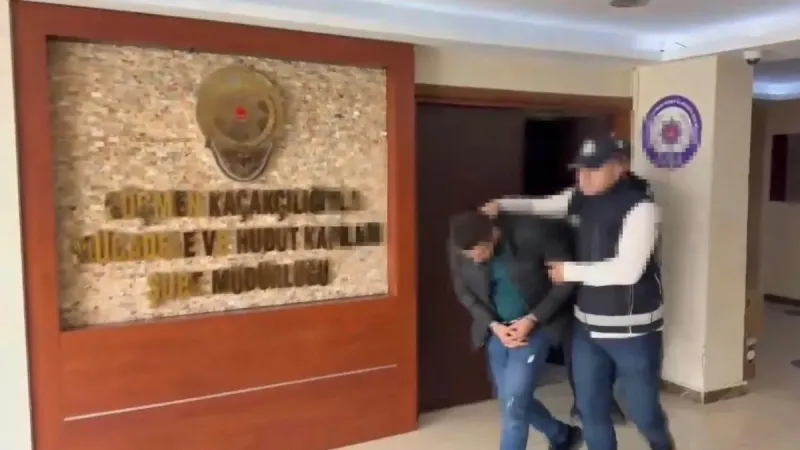 Sahte Pasaport Çetesi Çökertildi! Mor Işık Bile Kar Etmedi!