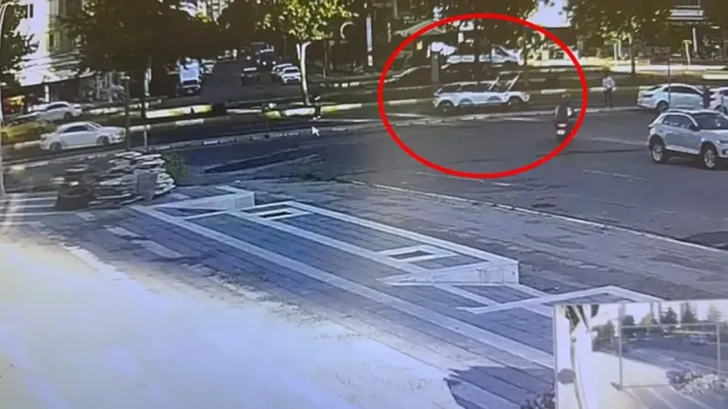 Liseli Kübra'ya Otomobil Çarptı! Feci Kaza Kamerada