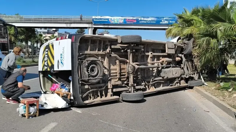Antalya'da Minibüs Palmiyeye Çarptı! İşte Olay Yerinden İlk Görüntüler