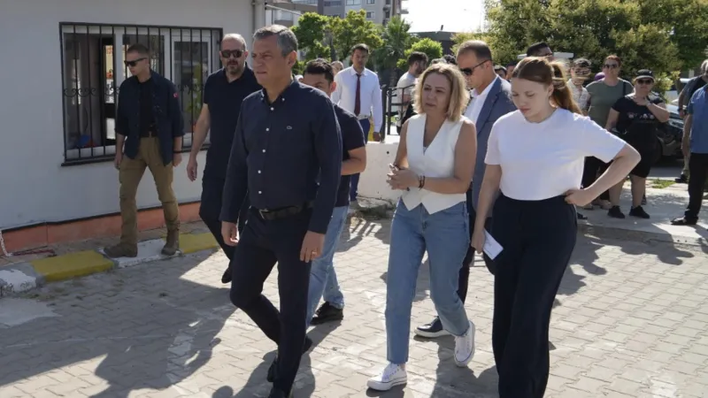 Özgür Özel, hayatını kaybeden Ferdi Zeyrek'in kızı Nehir'i YKS'nin ikinci oturumunda da yalnız bırakmadı