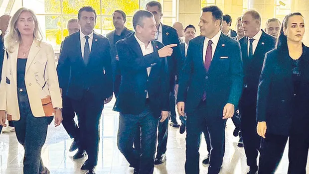 Özgür Özel'den Şok Sözler: Siyasi Yasak Kumpası Mı?