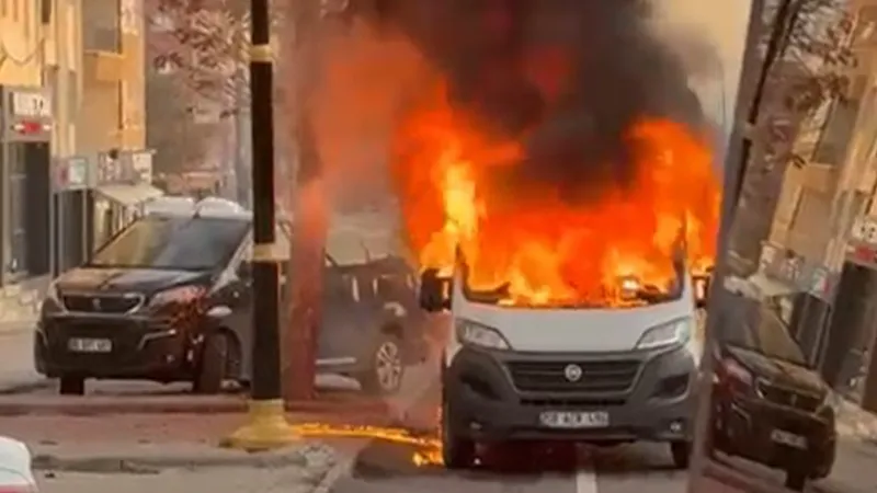 Park halindeki minibüs alev alev yandı