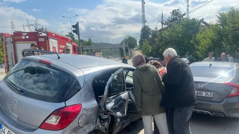 Sakarya'da feci kaza! İki araç çarpıştı: Yaralılar var...