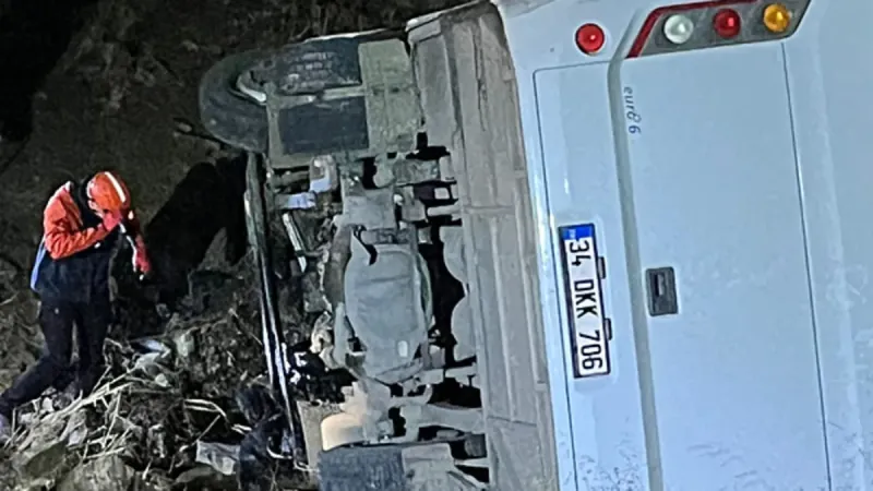 SON DAKİKA... Siirt'te feci kaza! Maden işçilerini taşıyan midibüs uçuruma yuvarlandı: 2’si ağır 15 yaralı!