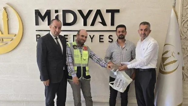 Temizlik personelinden örnek davranış: Bulduğu parayı sahibine teslim etti