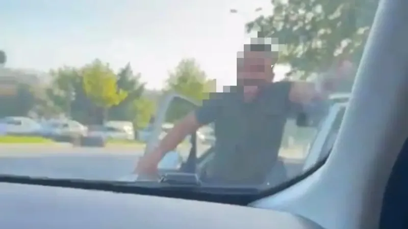 Kayseri'de Trafik Terörü! Kadınların Arabasına Saldırdı
