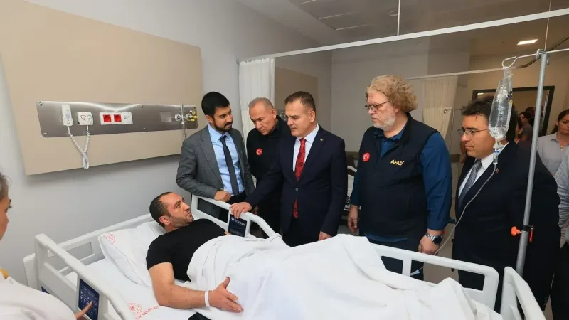 Vali Akbıyık, depremden etkilenenleri hastanede ziyaret etti