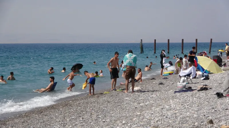 Van Gölü'nde Mavi Bayraklı Plaj Keyfi! Tatilciler Akın Akın Geliyor