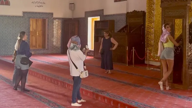 Van'da Cami Skandalı! O Pozlar Sosyal Medyayı Salladı!